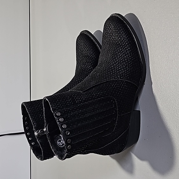 Blowfish black size 7 booties - Picture 3 of 6